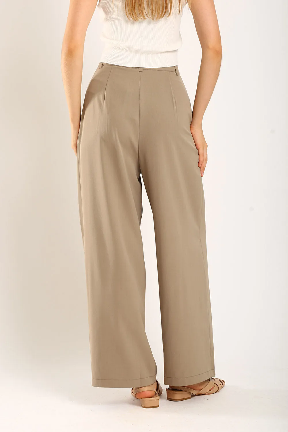 Claudette Relaxed Tailored Pants in Khakis