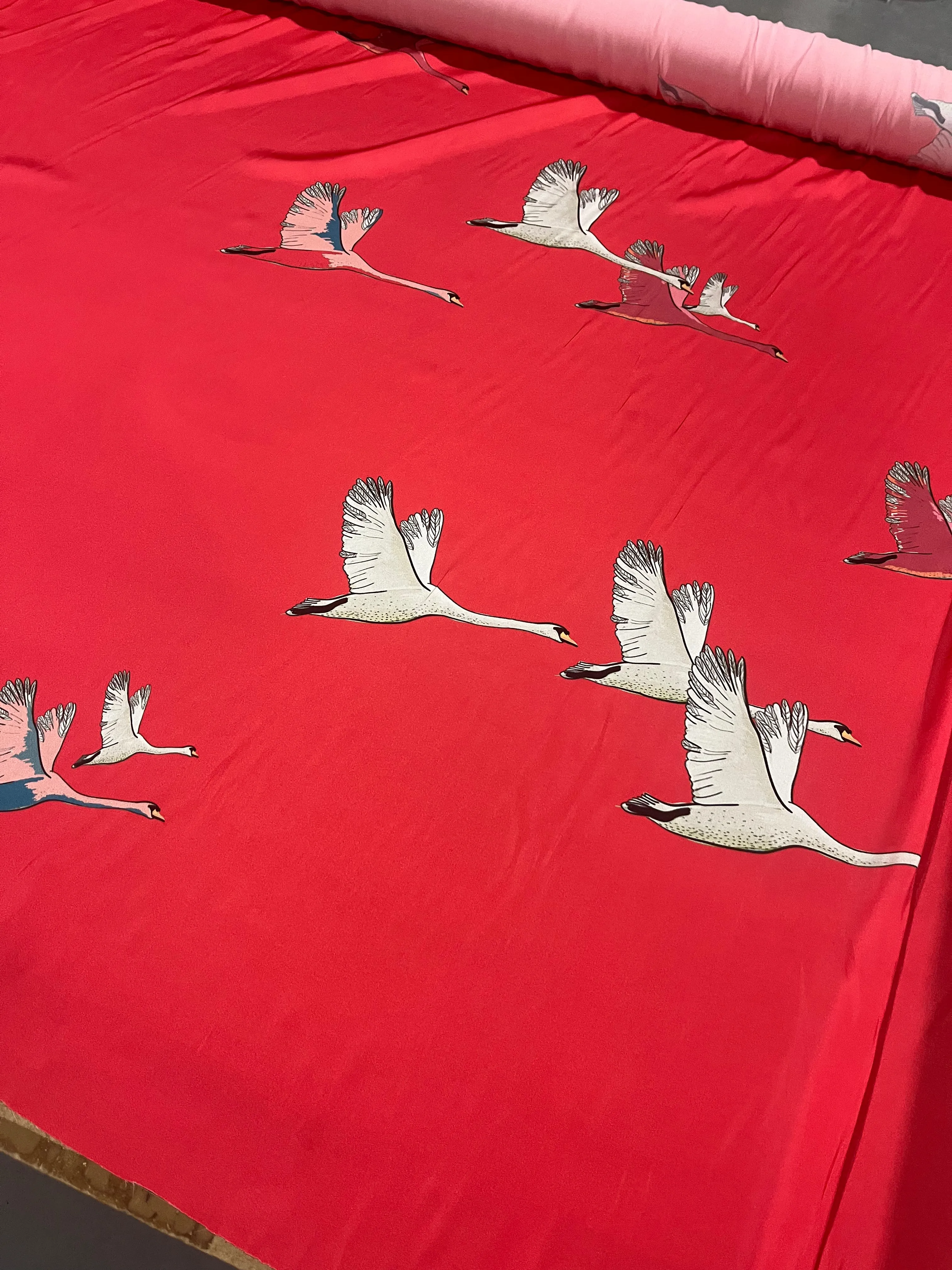 D02 HMSTN 44 satin swans