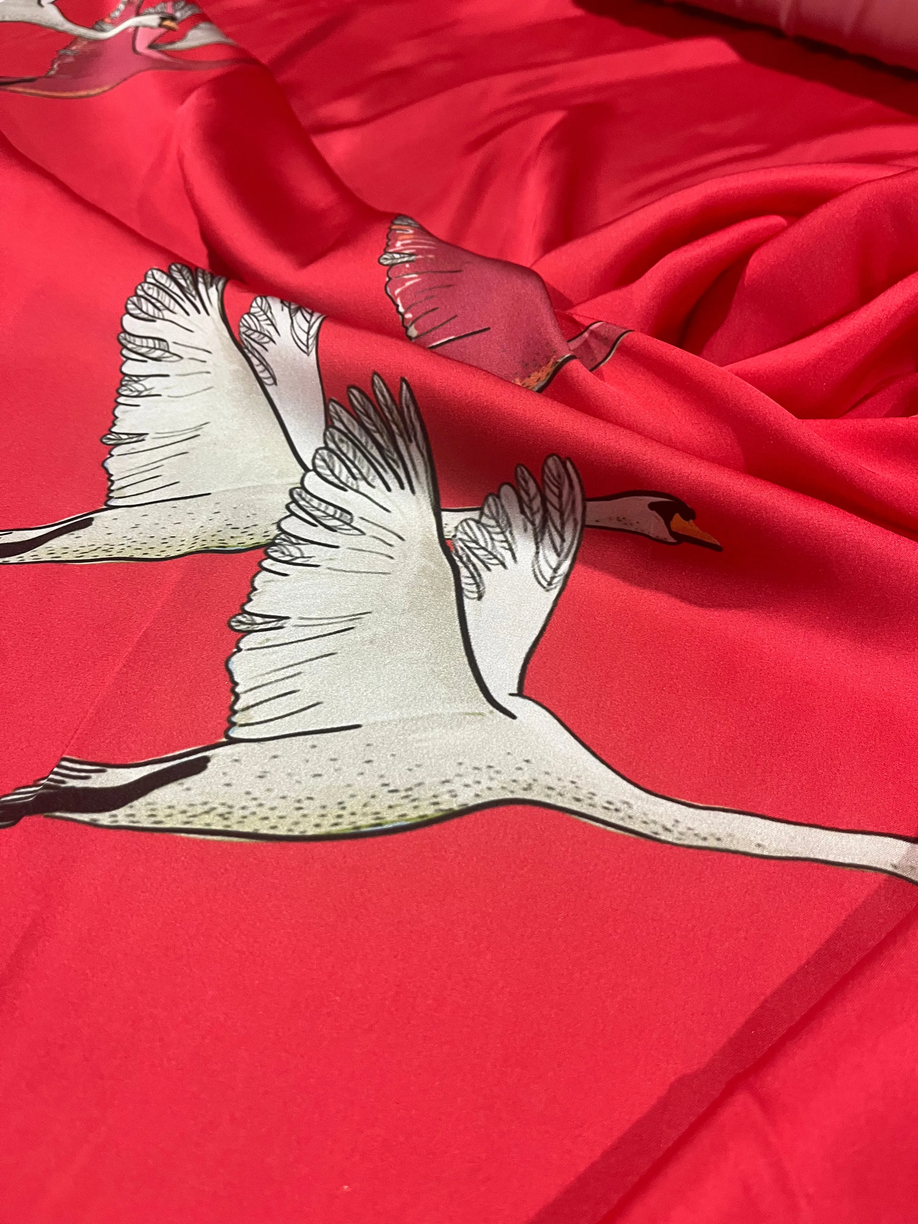 D02 HMSTN 44 satin swans
