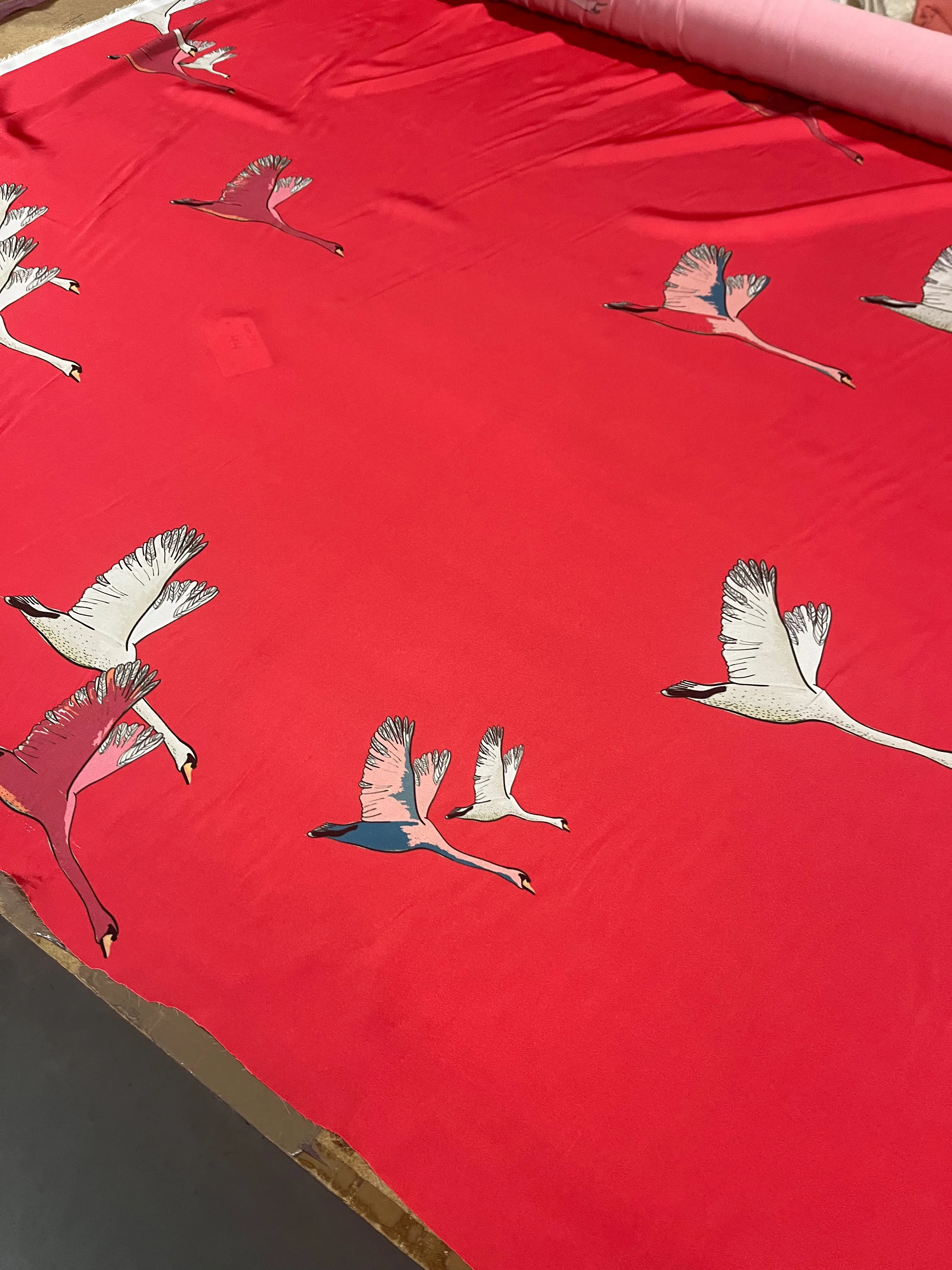 D02 HMSTN 44 satin swans