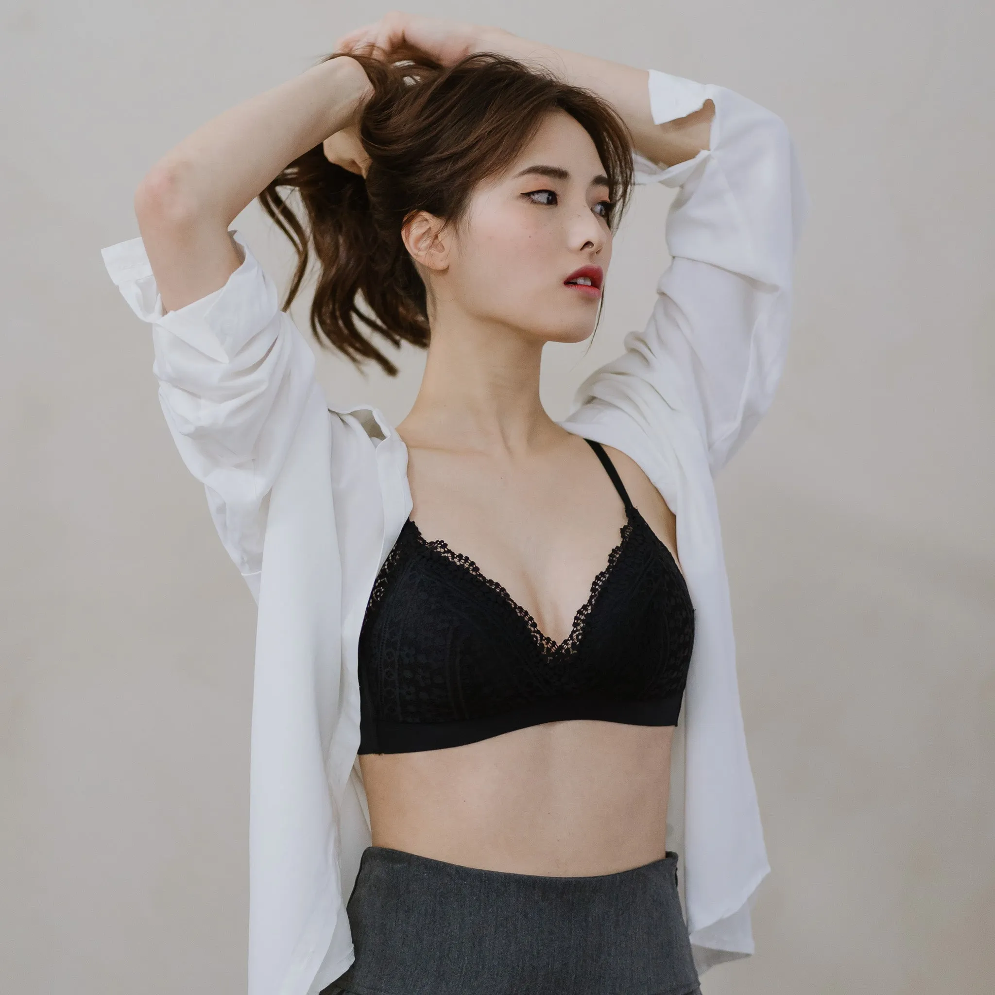 Hoppy Poppy! Seamless Lightly-Lined Lace Bralette in Black