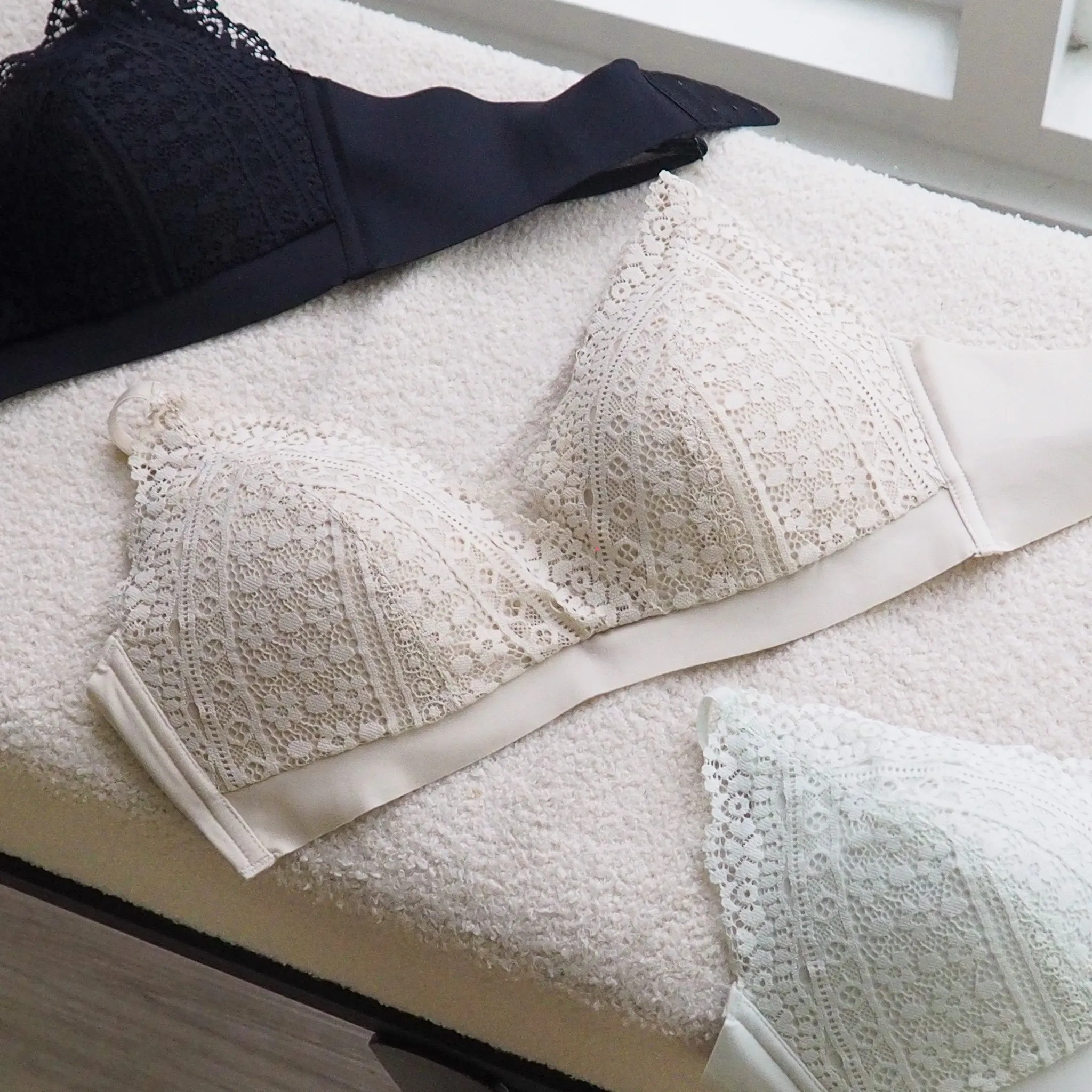 Hoppy Poppy! Seamless Lightly-Lined Lace Bralette in Oatmilk