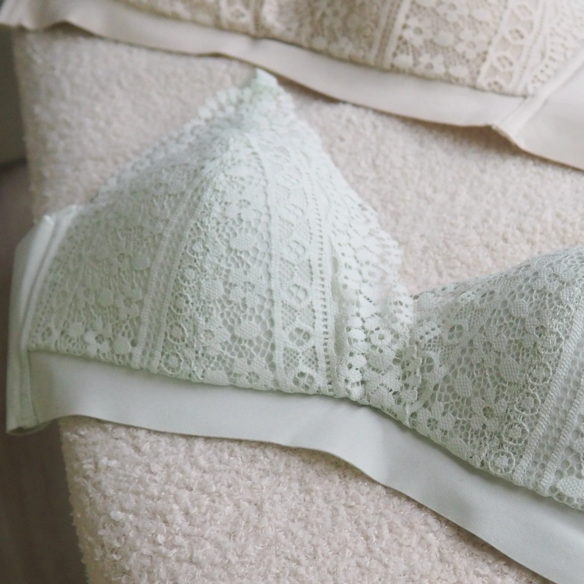 Hoppy Poppy! Seamless Lightly-Lined Lace Bralette in Oatmilk