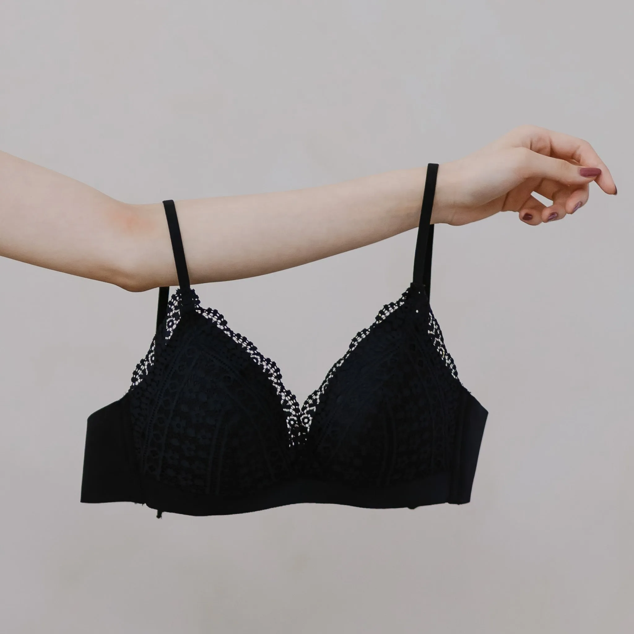 Hoppy Poppy! Seamless Lightly-Lined Lace Bralette in Oatmilk