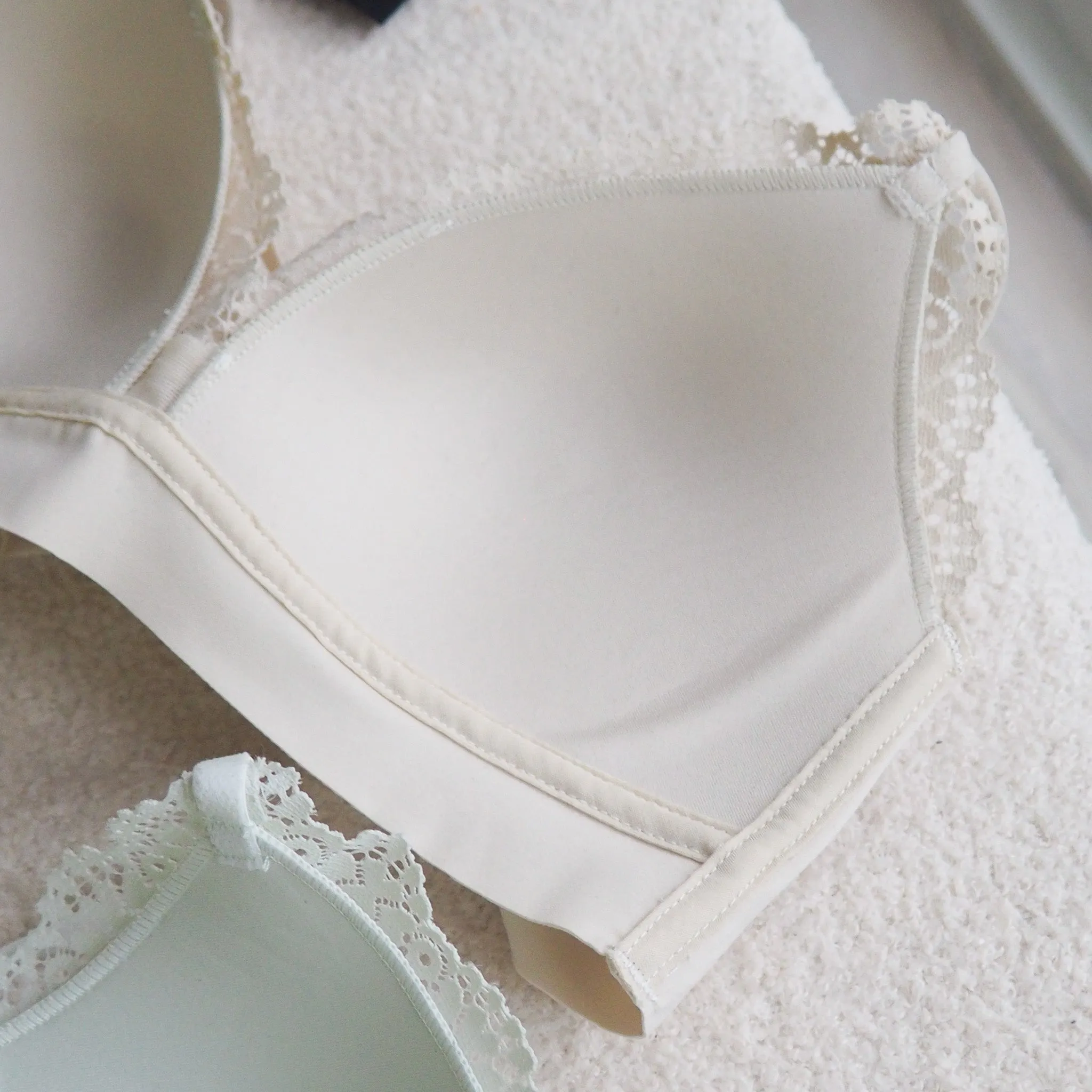 Hoppy Poppy! Seamless Lightly-Lined Lace Bralette in Oatmilk