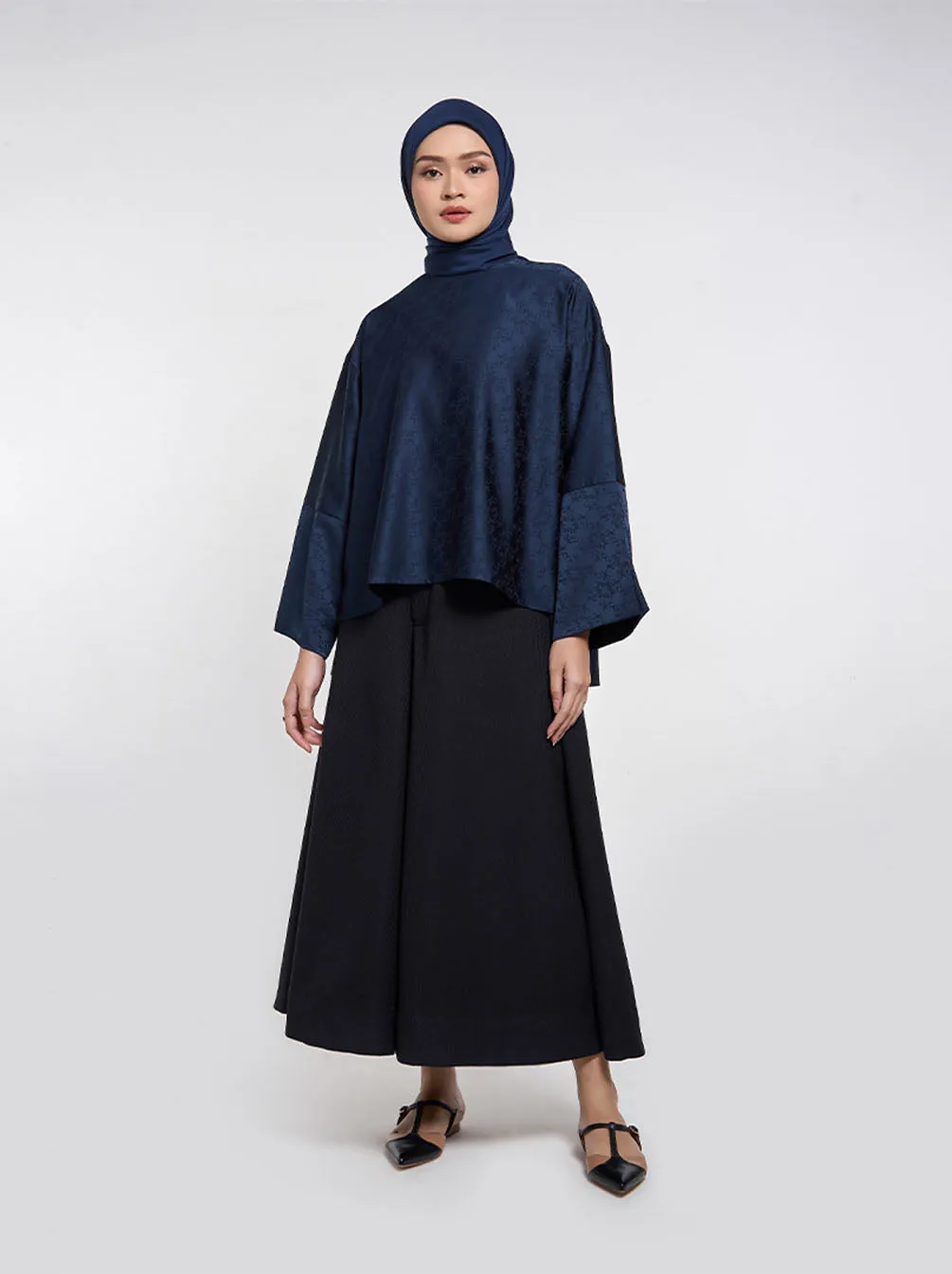 LIORA DROPSHOULDER TOP NAVY