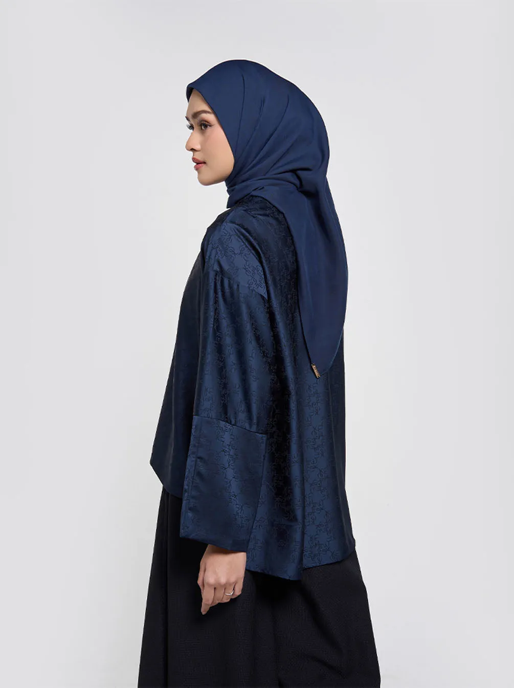 LIORA DROPSHOULDER TOP NAVY