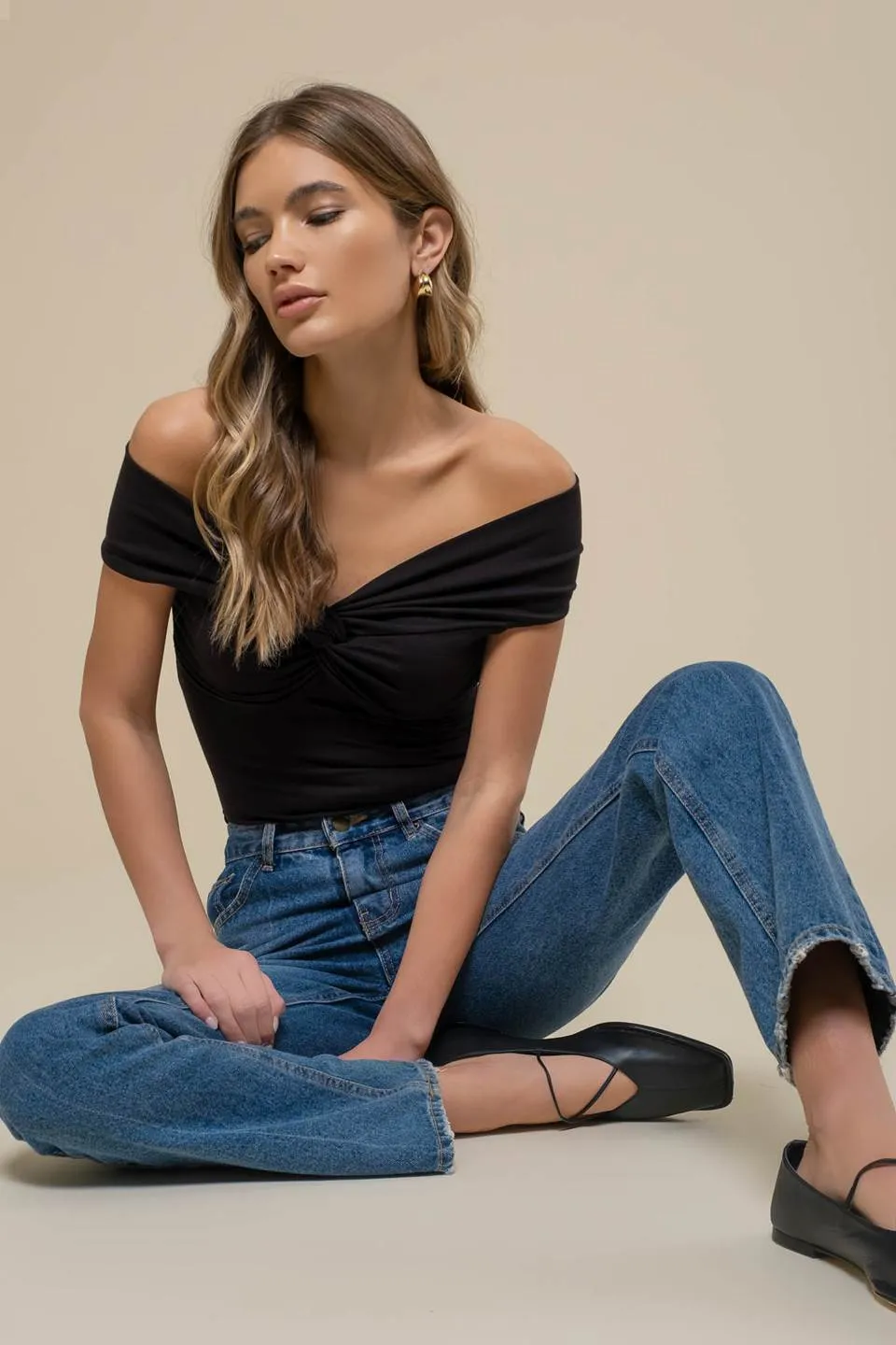 OFF THE SHOULDER TWIST FRONT KNIT TOP