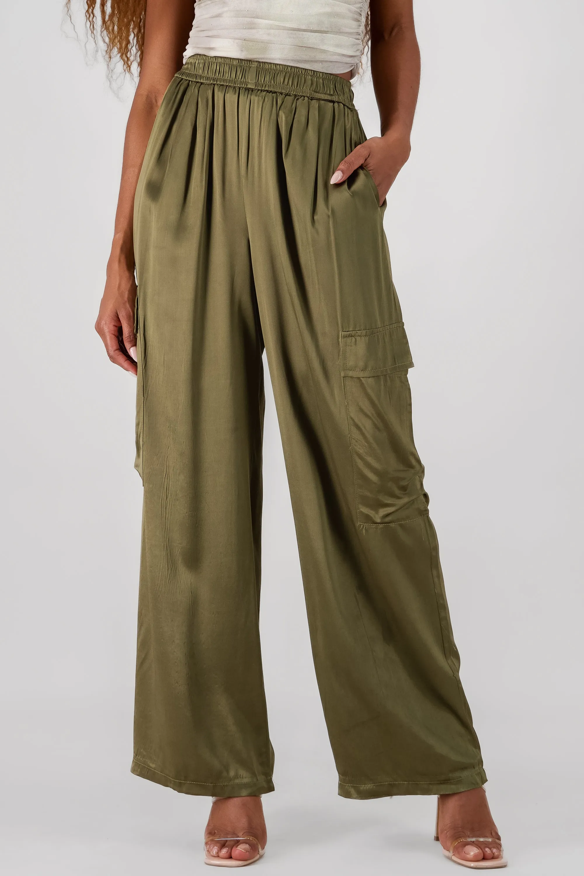 Pantalon amplio satin detalle bolsas cargo