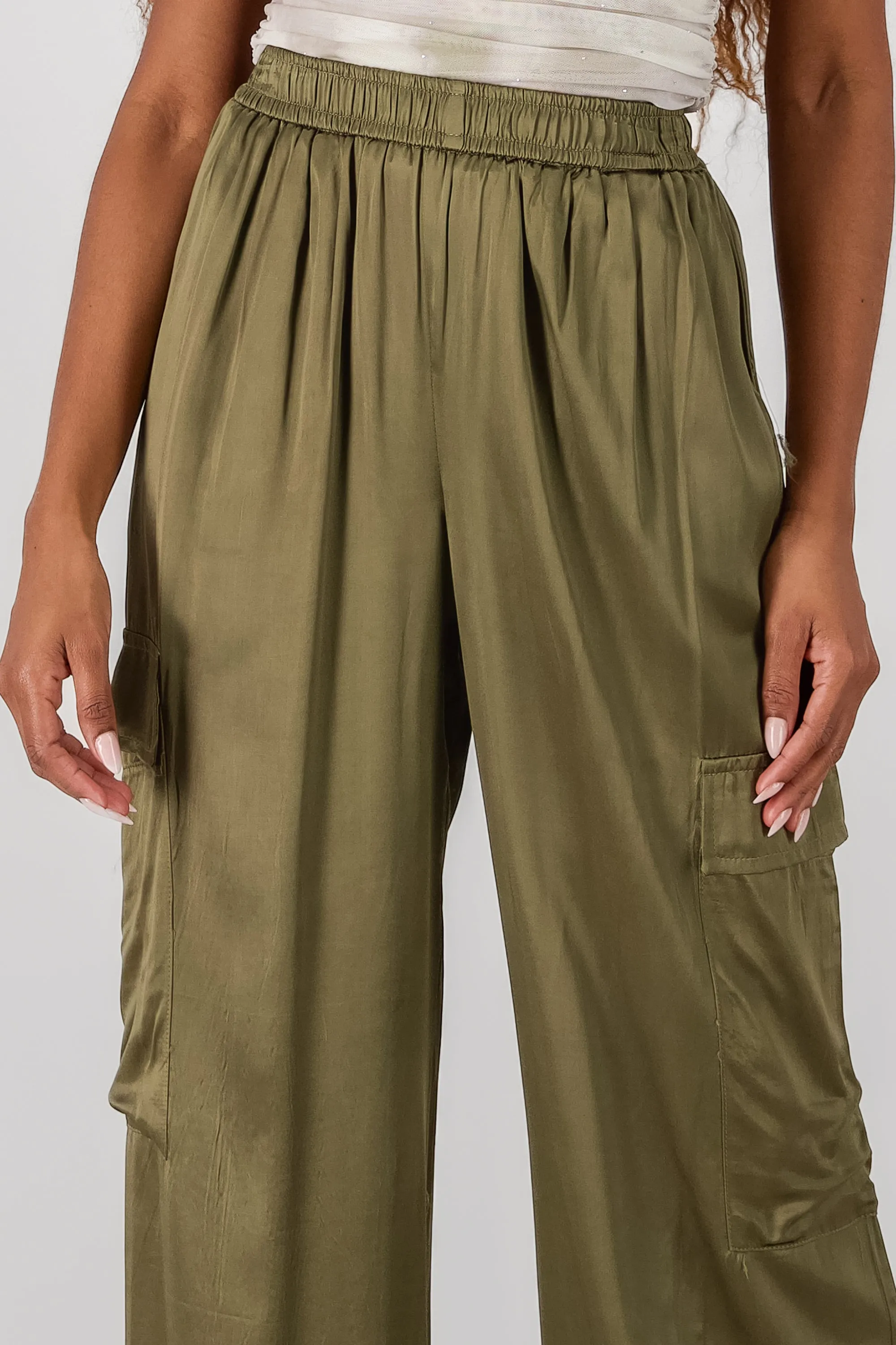 Pantalon amplio satin detalle bolsas cargo