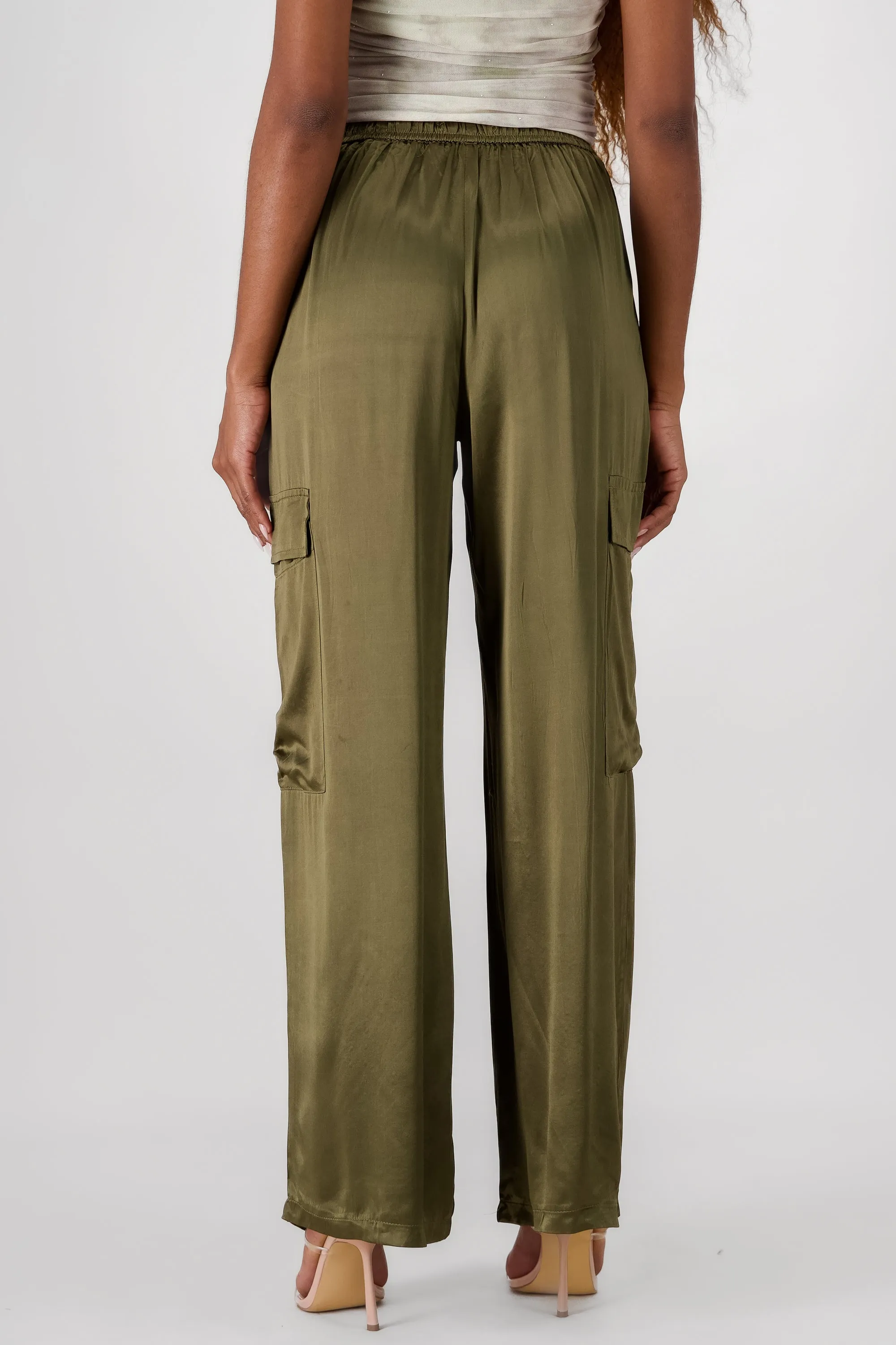 Pantalon amplio satin detalle bolsas cargo