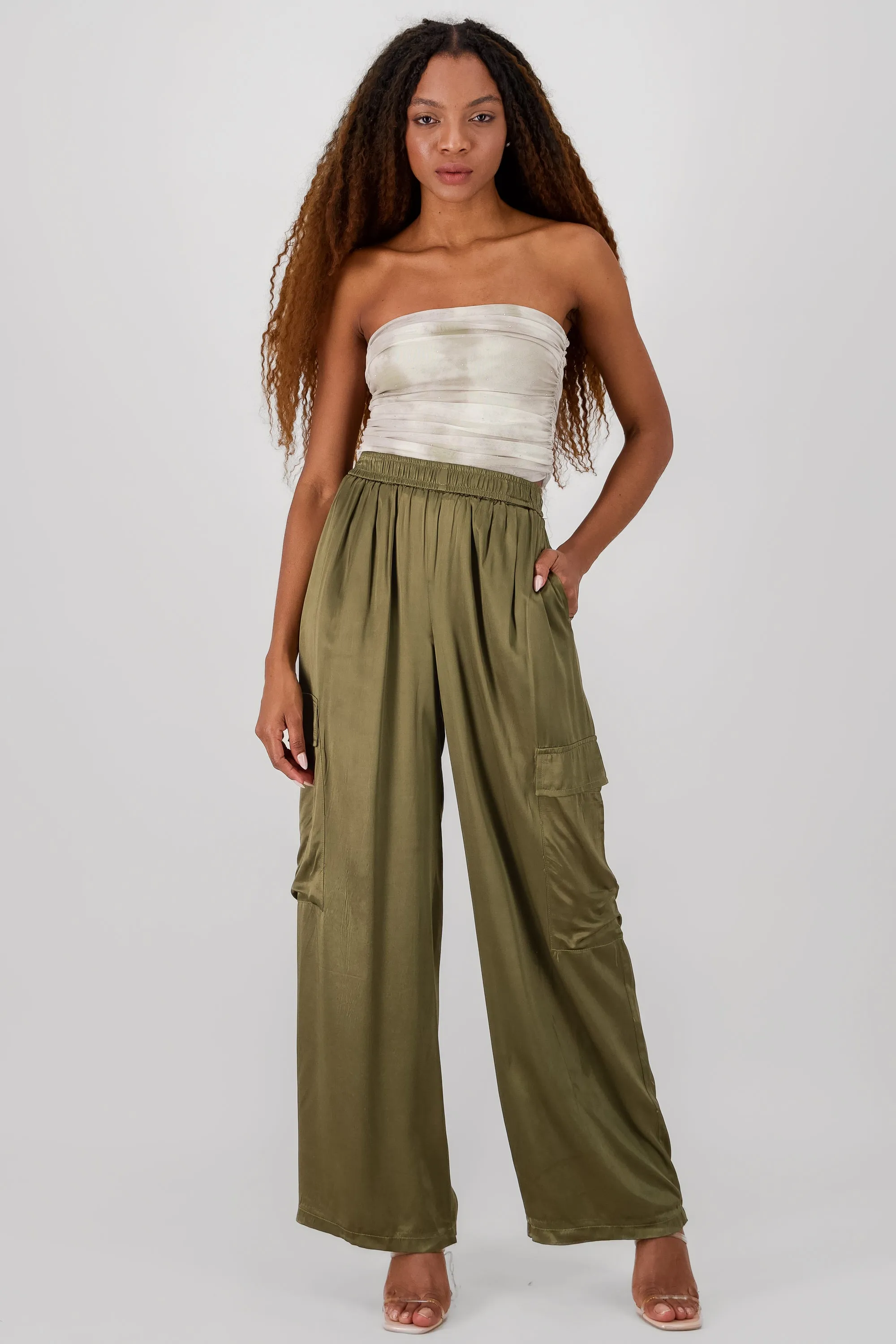 Pantalon amplio satin detalle bolsas cargo