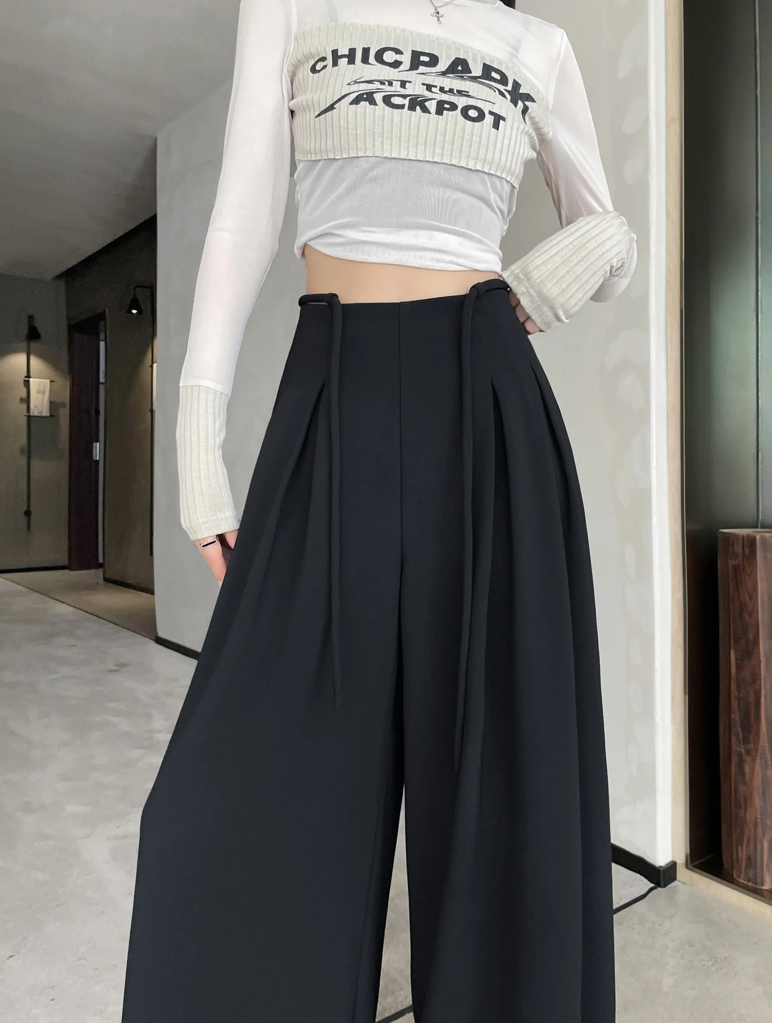 Relaxed Fit Wide Leg Pants with a Chic Design