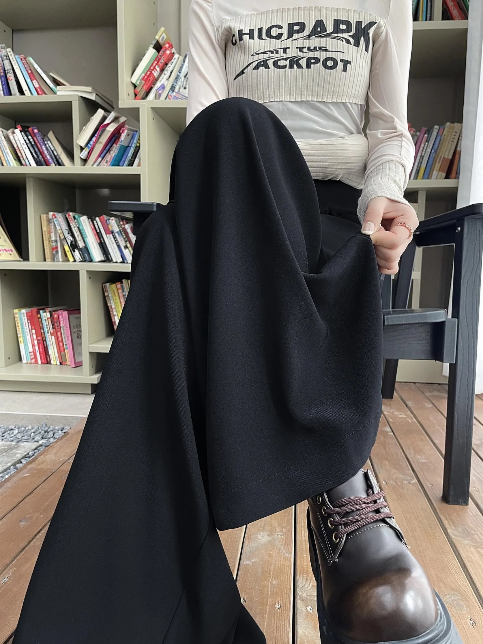 Relaxed Fit Wide Leg Pants with a Chic Design