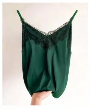 Tank top with thin straps in satin with green lace